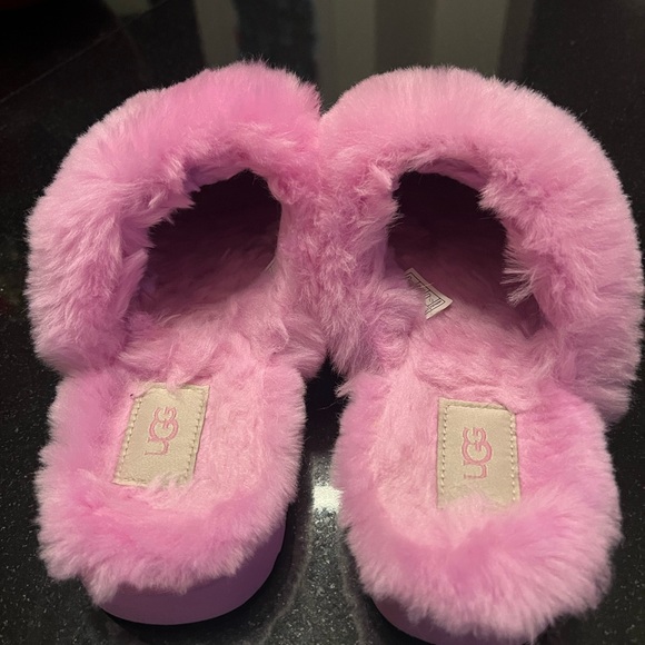 Pretty Pink UGG Slippers 🩷 - Picture 3 of 5